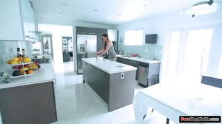 Seios pequenos madrasta, cozinheiros e seu vestido fica suja.Ela leva-lo para limpá-lo e enteado fica de pau duro.Ela dá-lhe uma punheta e um bj e é fodido Seios pequenos madrasta, cozinheiros e seu vestido fica suja.Ela leva-lo para limpá-lo e enteado fica de pau duro.Ela dá-lhe uma punheta e um bj e é fodido