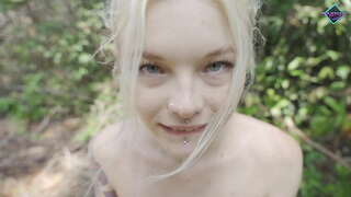 Толқыған жасөспірім сорады үлкен мүшесі орманда. Karneli Bandi