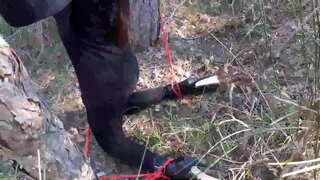 Лора на каблуках, жиынтық бике-моделі қара көйлек және аяғында биік өкше, байланысты және замаскированная орманда тиіс сосать мүшесі бика.