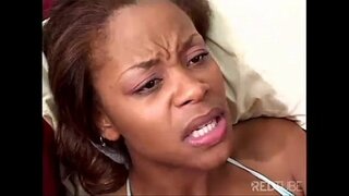 بلی کے بچے کی طرف سے پکڑا ہے ایک بونا