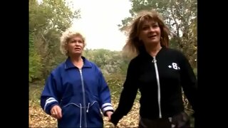 Horny matang ingin bereksperimen dengan satu sama lain pantat di atas rumput