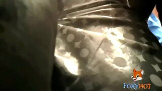 Megmutatja a seggét a metróban, a föld alatt, az utcán, a nyilvánosság előtt