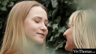 Sexy teen girlfriends lick gach cuid eile fliuch pussies